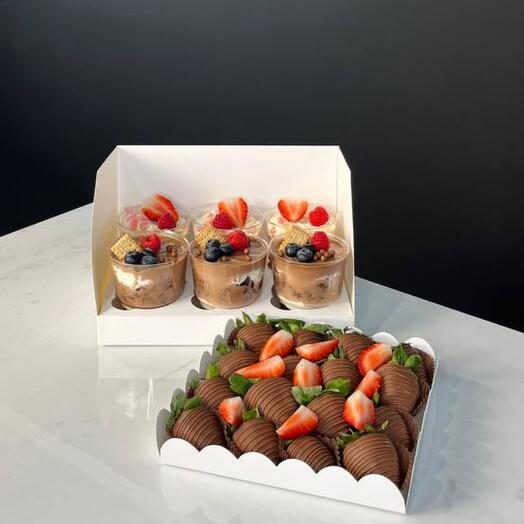 Set of chocolate-covered strawberries+cakes