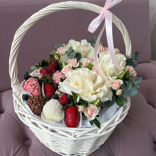 Корзина с цветами и клубникой в шоколаде