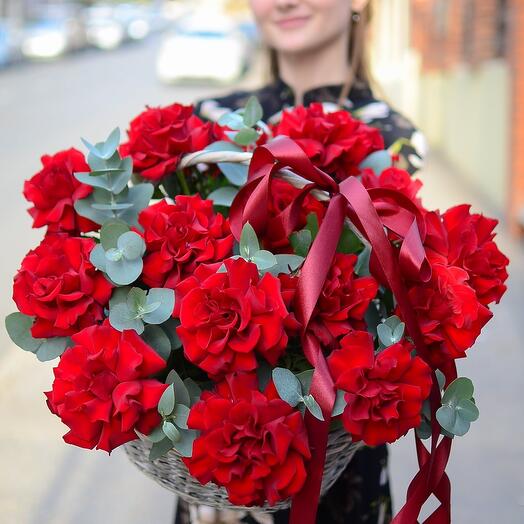 Корзина алых французских роз