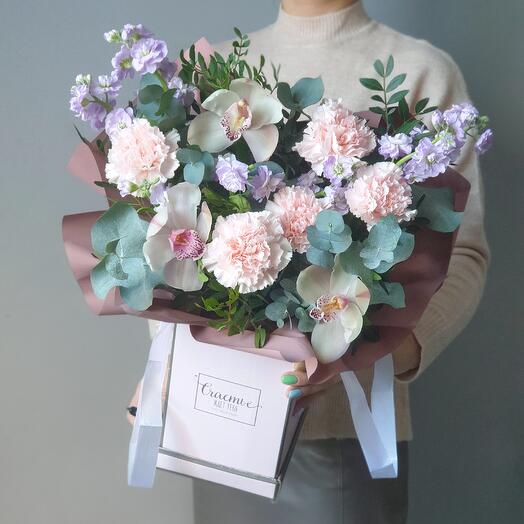 N 18. Коробка с орхидеями, диантусами и маттиолой