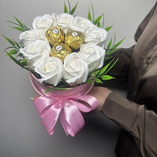 Букет из мыльных роз и конфет "Ferrero Rosher"