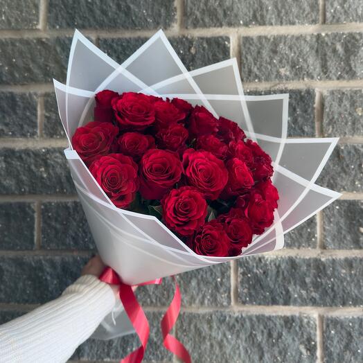 Ramo de 25 rosas rojas en decoración