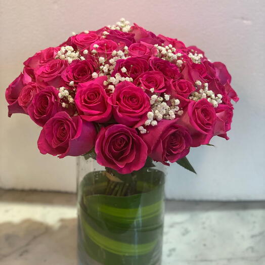 DARK PINK ROSES IN A GLASS VASE