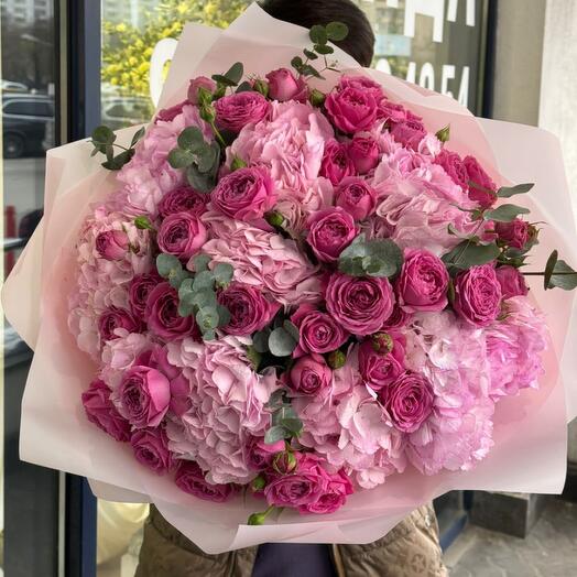 Bouquet of hydrangeas and peony-shaped roses "Raspberry-pink mood"