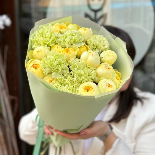 Rosas amarillas con claveles