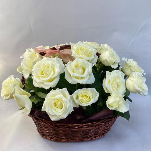 Корзина с 25 белами розами