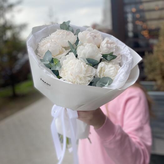 Белые пионы с эвкалиптом