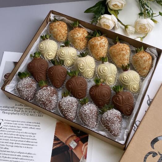 Клубника с Днем Рождения в бельгийском шоколаде Callebaut