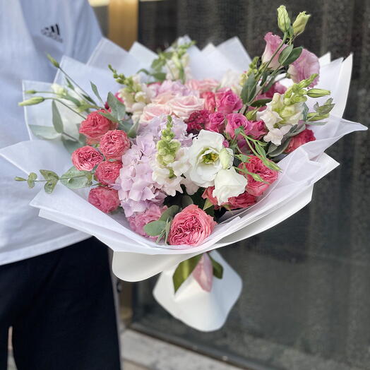Mixed bouquet in delicate colors