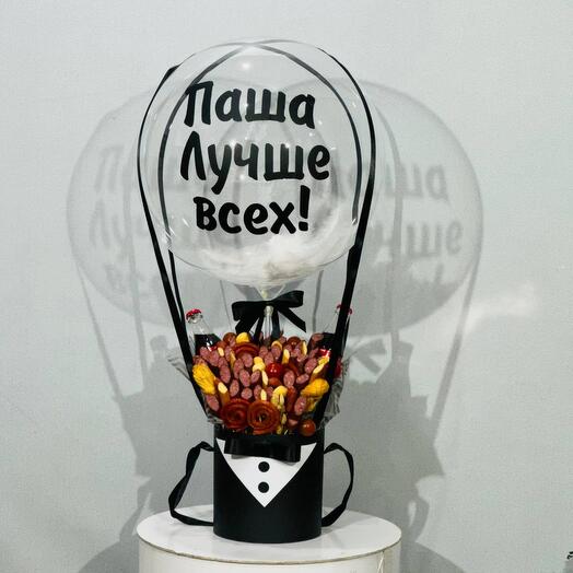 Съедобный подарок парню из колбас и сыра с кока колой с шаром баблс