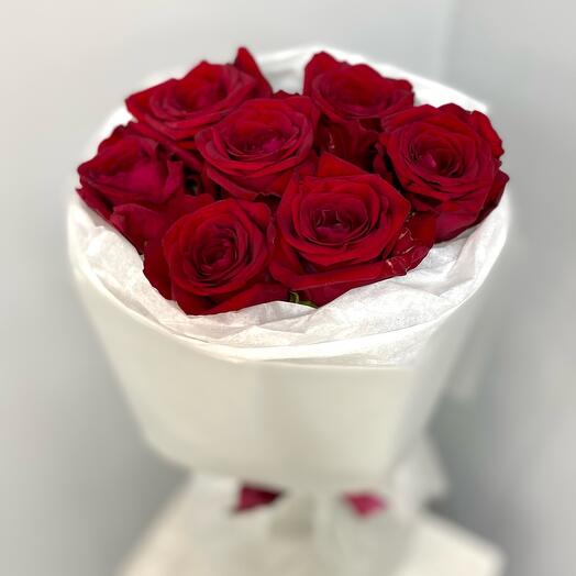 Rosas rojas en un elegante paquete