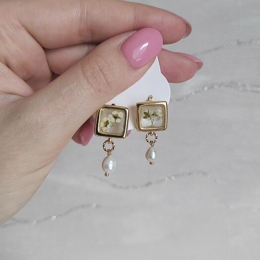 Серьги из эпоксидной смолы и сухоцветов с добавлением белого жемчуга