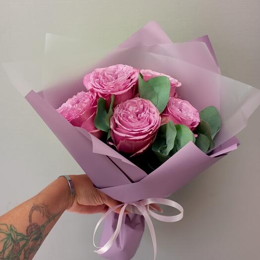Ramo de 5 rosas peonías de Queens con eucalipto