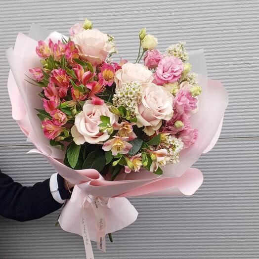 Букет из розы альстромерии и хамелациума