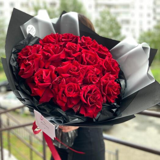 Красные французские розы в стильном оформлении🌹