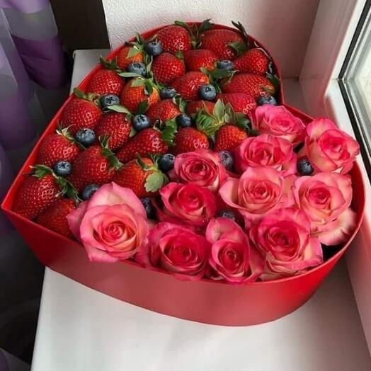 Букет из свежих ягод и цветов в коробке