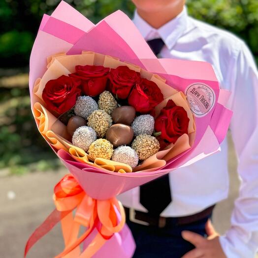 Клубника с розами, яркий Барокко
