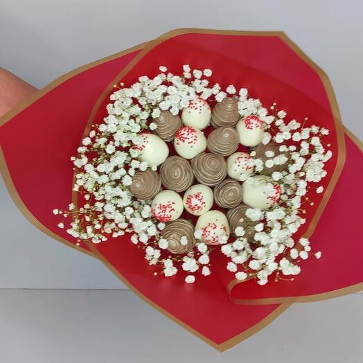 Букет из клубники в шоколаде ( не крупная клубника) с Гипсофилой