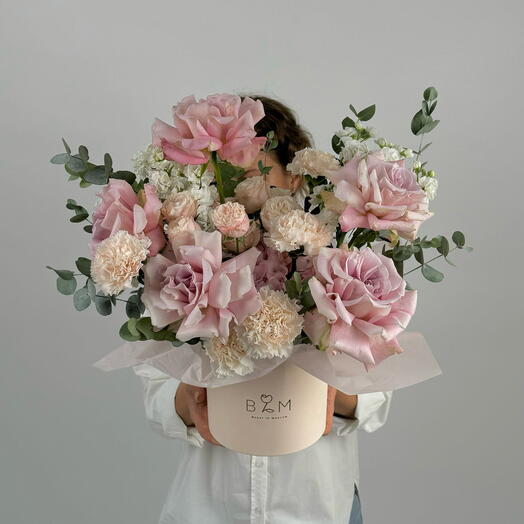 A delicate composition with French roses and a white mattiola in a hatbox. BOUQUET 591