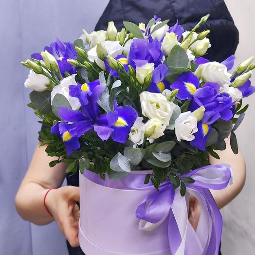 Цветы в коробке из ирисов, эвкалипта, эустомы