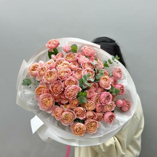 Роскшоный букет из персиковых кустовых роз