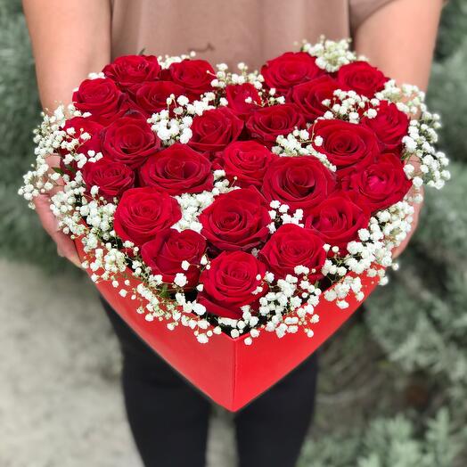 Сердце из красных роз и гипсофилы «Любимой»