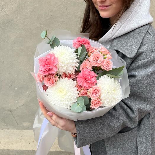 Авторский букет с одноголовыми хризантемами, кустовыми розами, диантусами и эвкалиптом