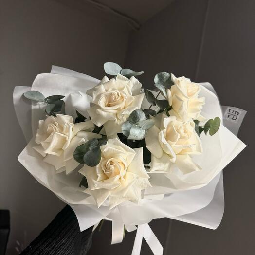 Ramo de rosas francesas con eucalipto 5