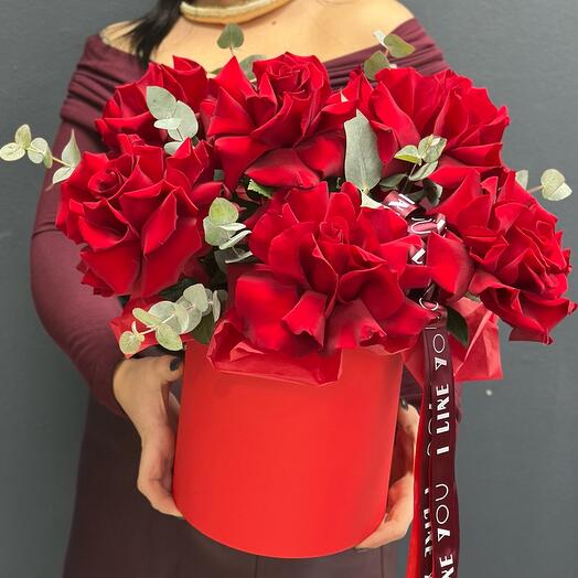 Composición con rosas francesas y eucalipto
