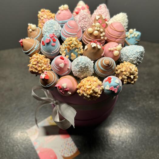 Клубника в шляпной коробке