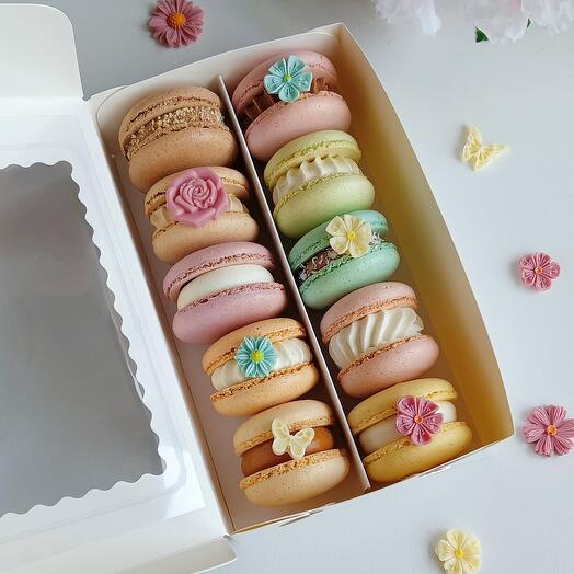 Макарон 10 штук 10 вкусов в цветочном оформлении