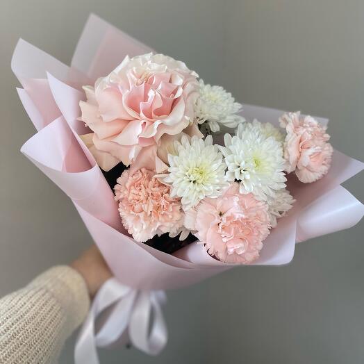 Милый комплимент🌸 сборный букет с гвоздикой , большой розовой розой и хризантемой