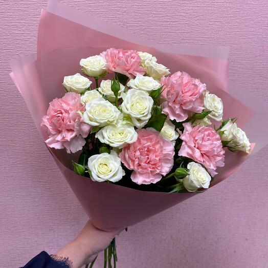 Букет с кустовыми розами и диантусом