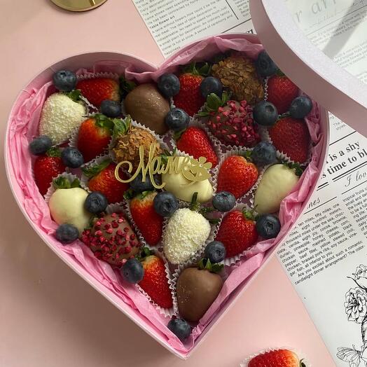 Сердце с клубникой в шоколаде и без