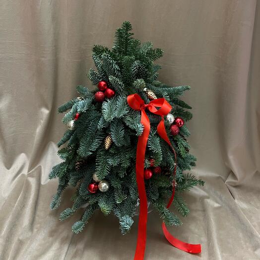 Декоративная елка из нобилиса в красном цвете