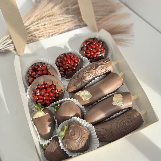 Набор из клубники, банана, граната в шоколаде