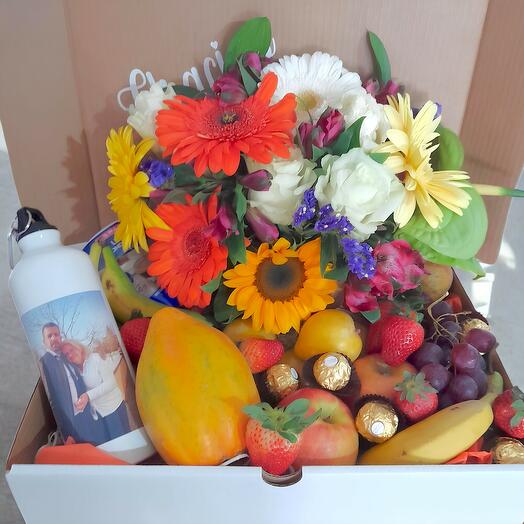 Cesta de frutas, flores y botella personalizada