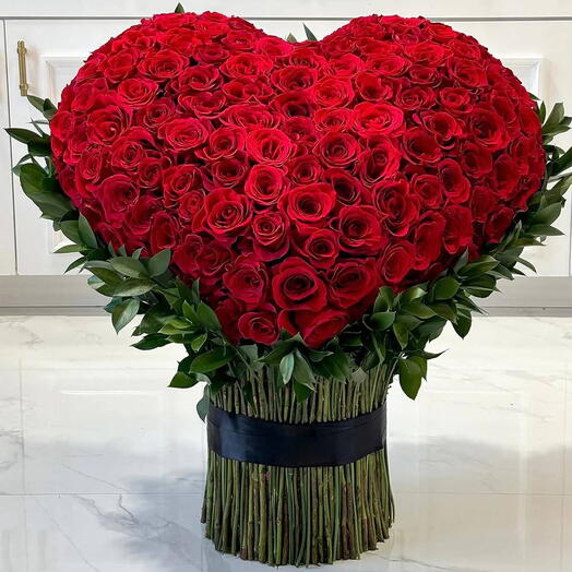 EVER RED ROSES WITH RUSCUS IN A HEART