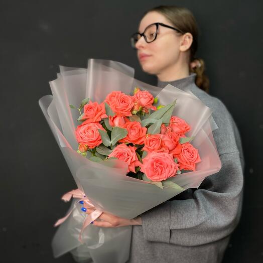 Стильный букет из яркой коралловой кустовой розы с эвкалиптом