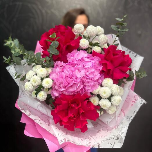 Bouquet with hydrangea and crimson Sophia Loren