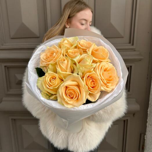 Monobucket of 11 peach roses