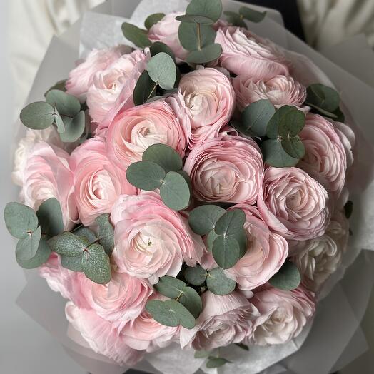 Монобукет из 25 ранункулюсов с эвкалиптом