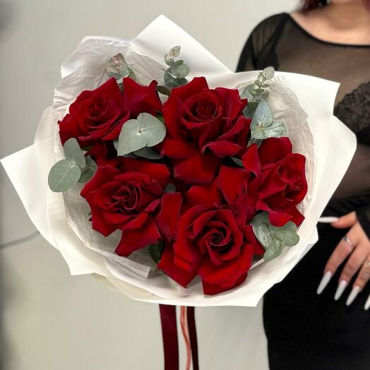 Ramo de rosas espectaculares con eucalipto