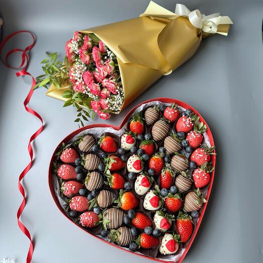 Большое красное сердце из клубники в бельгийском шоколаде XL  и букет роз