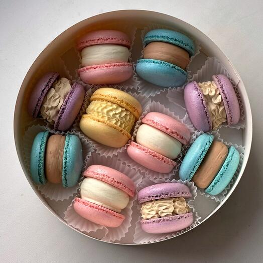 Подарочный набор из 10 макарон в круглой коробке