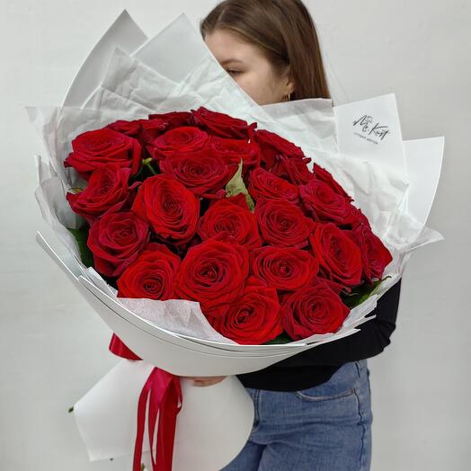 25 burgundy roses in the decoration
