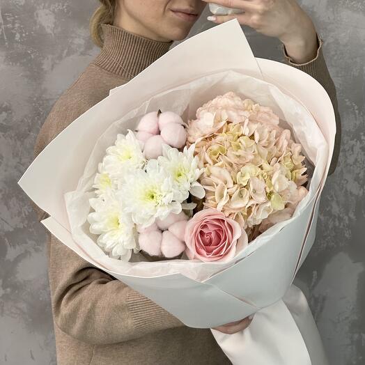 Нежный букет из гортензии, хризантемы, розы и хлопка🌸