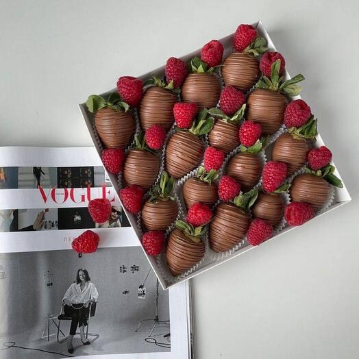 Набор из клубники в шоколаде 16-20 шт "berries"