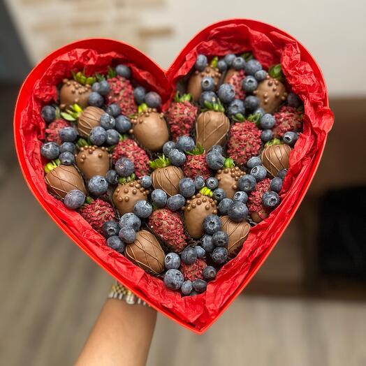 Клубника в коробке сердце