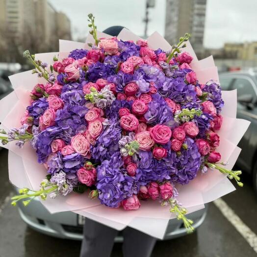 Яркий букет гортензий, кустовых пионовидных роз и маттиолы